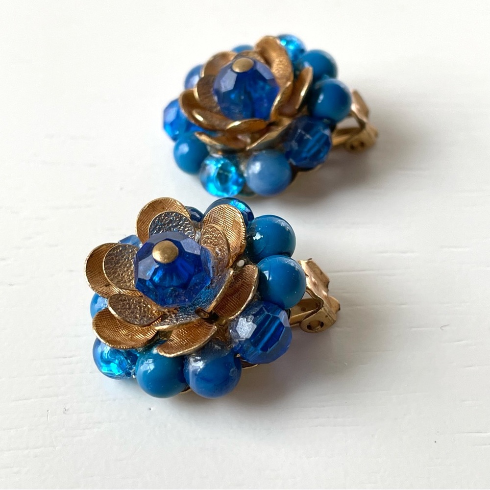 🚨🚨FINAL SALE!!!🚨🚨 Vtg goldtone & blue beaded flower cluster clip-on earrings